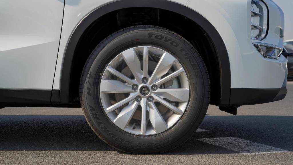 Mitsubishi Outlander Highline 2026 Solid White Black White Alloy Wheel Rim 1024x576
