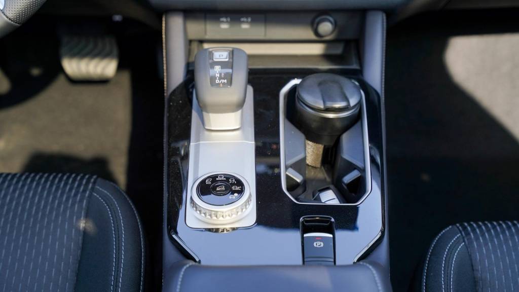 Mitsubishi Outlander Highline 2026 Solid White Black White Center Console Shifter 1024x576