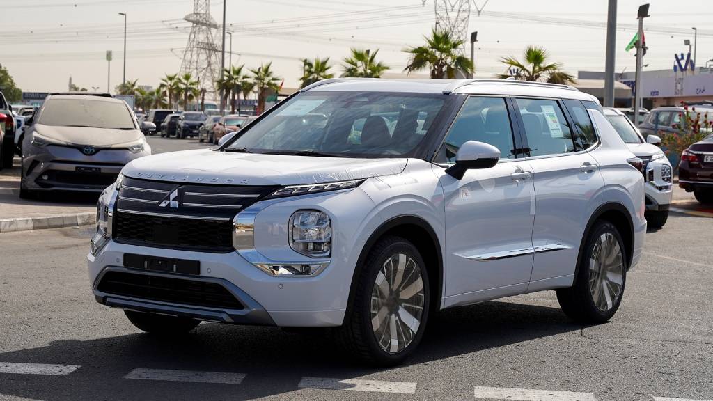 Mitsubishi Outlander Highline Premium 2026 Diamond White Brown Exterior Angle Shot 1024x576