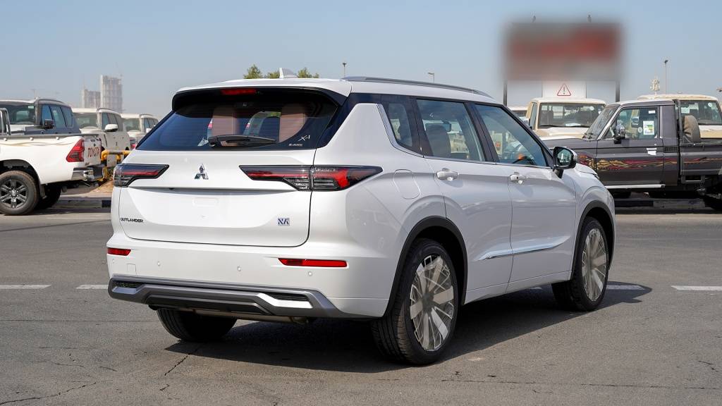 Mitsubishi Outlander Highline Premium 2026 Diamond White Brown Rear Quarter Angle 1024x576