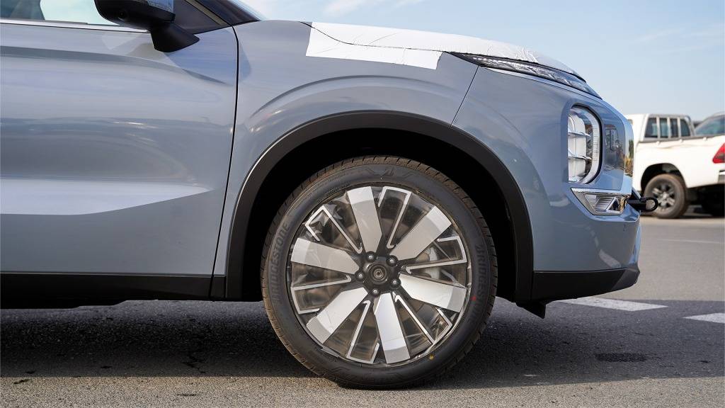 Mitsubishi Outlander Highline Premium 2026 Moonstone Grey Brown Alloy Wheel Rim Detail 1024x576