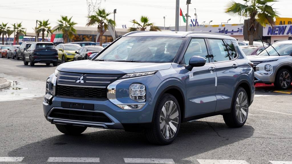 Mitsubishi Outlander Highline Premium 2026 Moonstone Grey Brown Exterior Angle Shot 1024x576