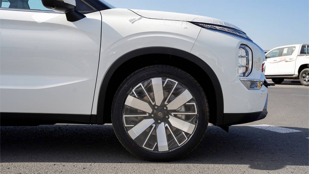 Mitsubishi Outlander Highline Premium 2026 White Brown Alloy Wheel Detail 1024x576