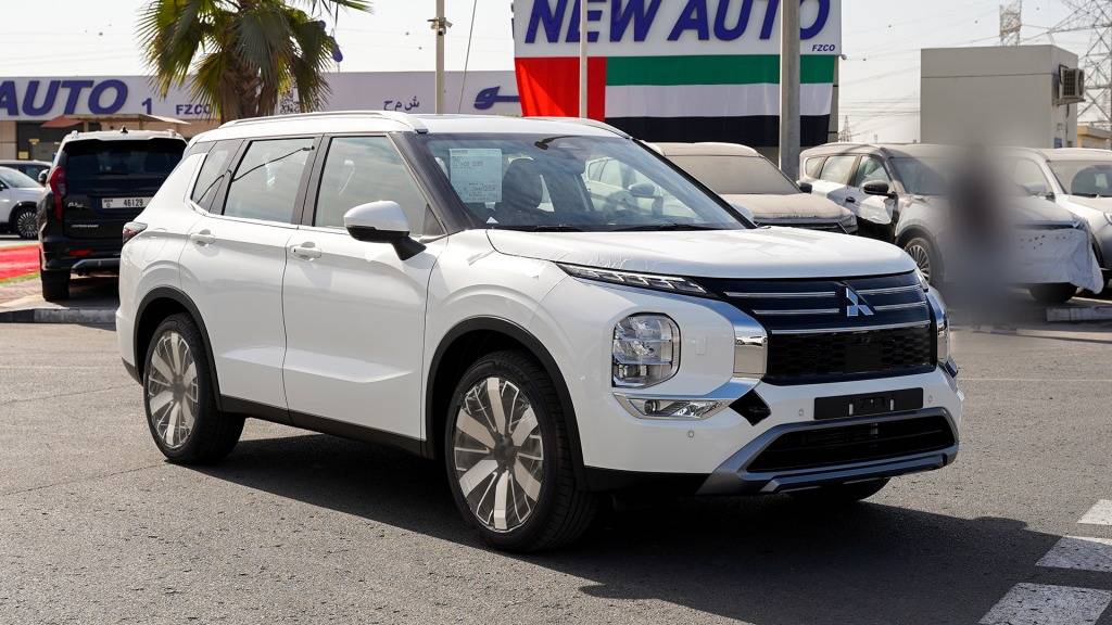 Mitsubishi Outlander Highline Premium 2026 White Brown Front Quarter View 1024x576
