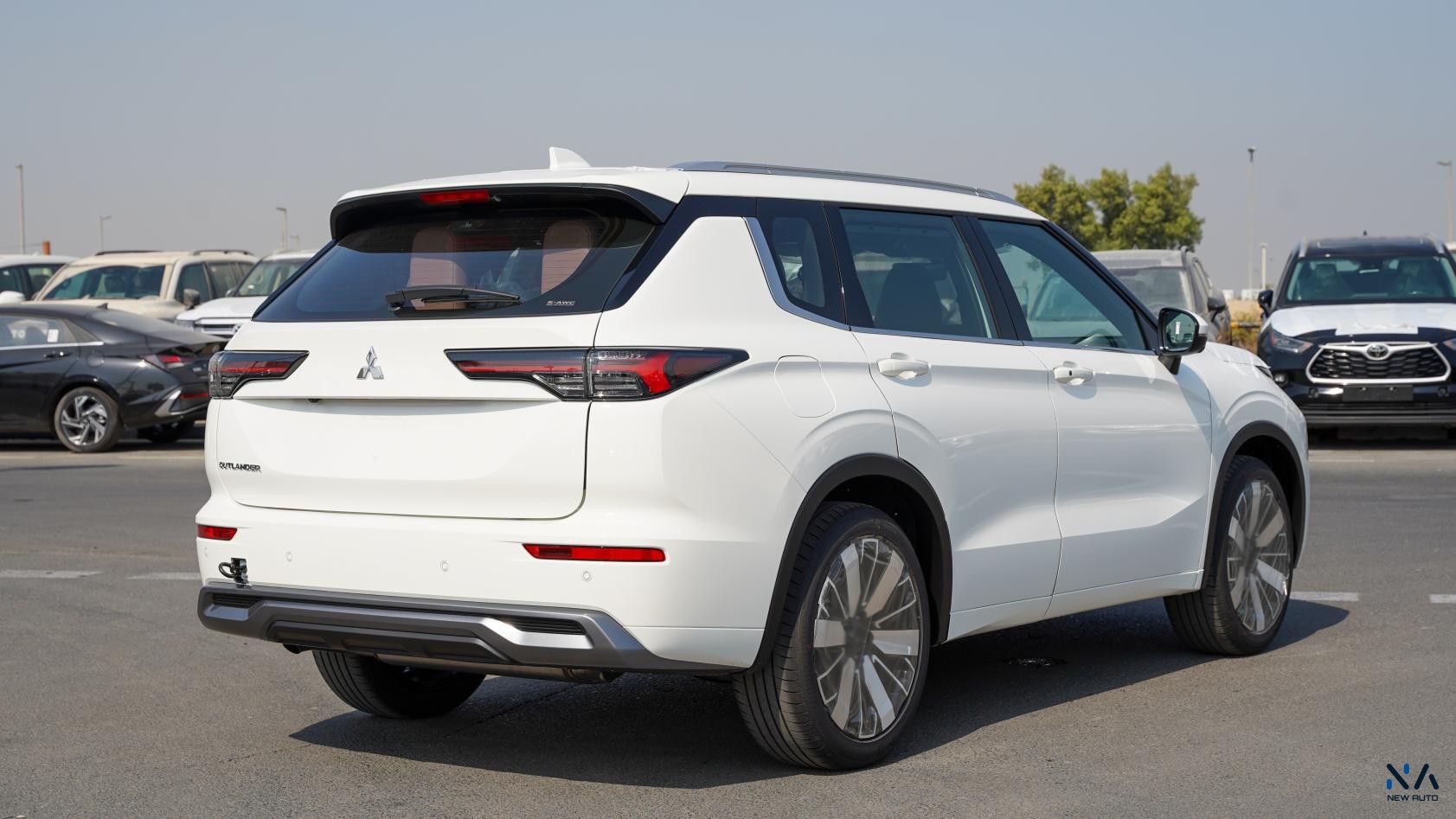 Mitsubishi Outlander High-Line (G09) Premium Solid White – Brown 2026