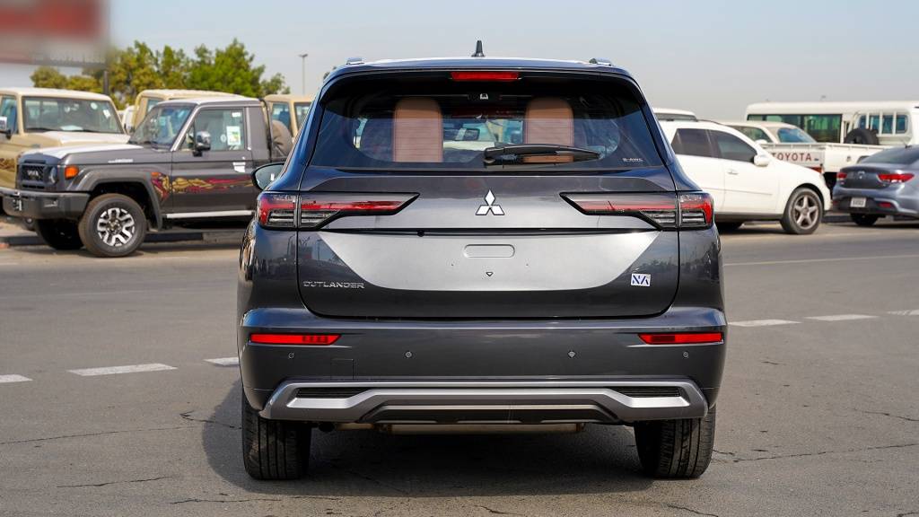 Mitsubishi Outlander Highline Premium Grey Brown 2026 Rear Trunk View 1024x576