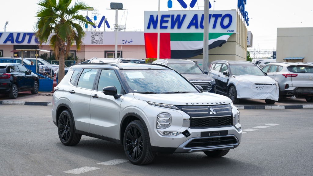 Mitsubishi Outlander Highline Prime 2026 Silver Black Exterior Angle Shot