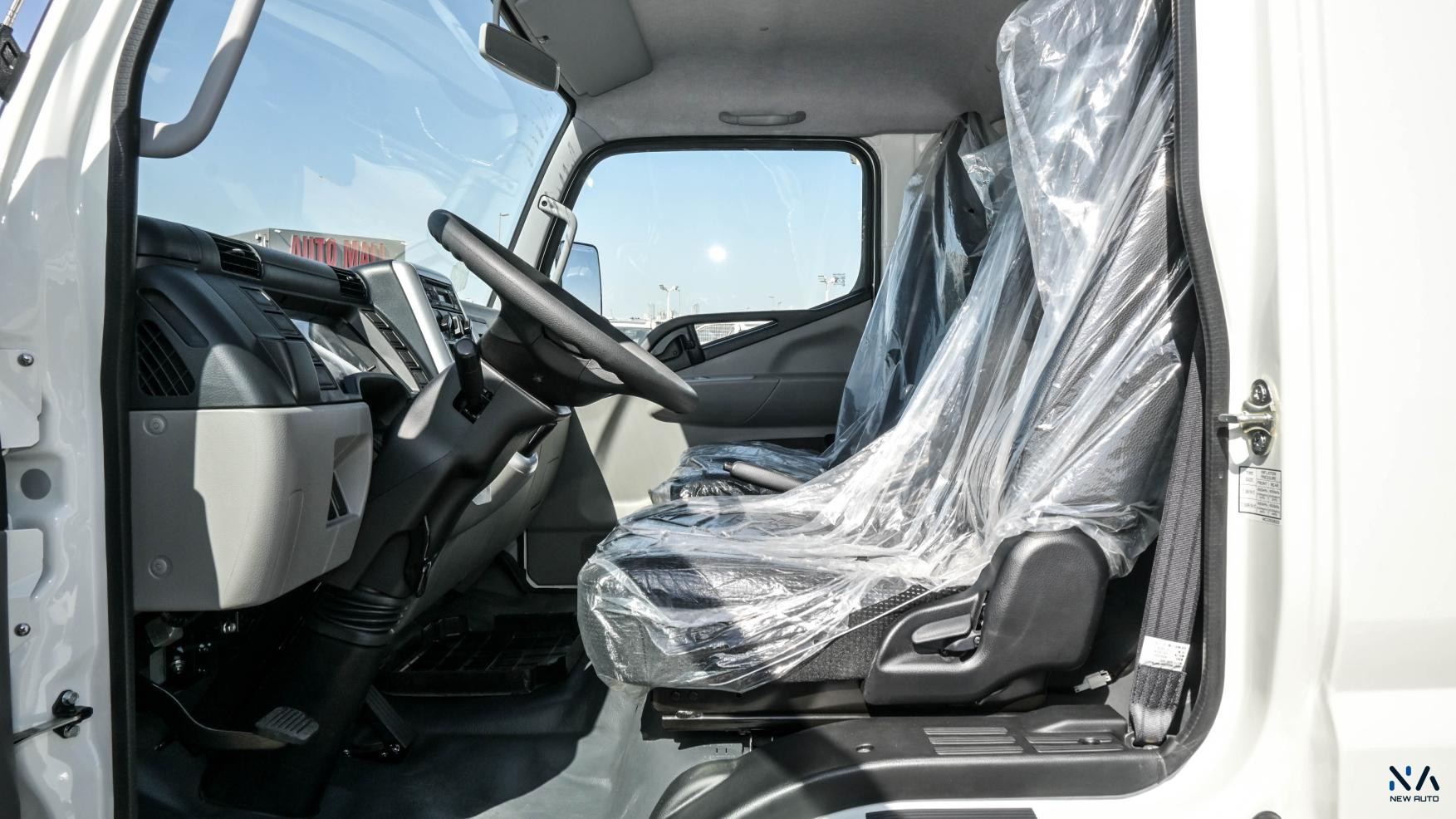 Mitsubishi Fuso Canter (Z93) – White – Black 2026