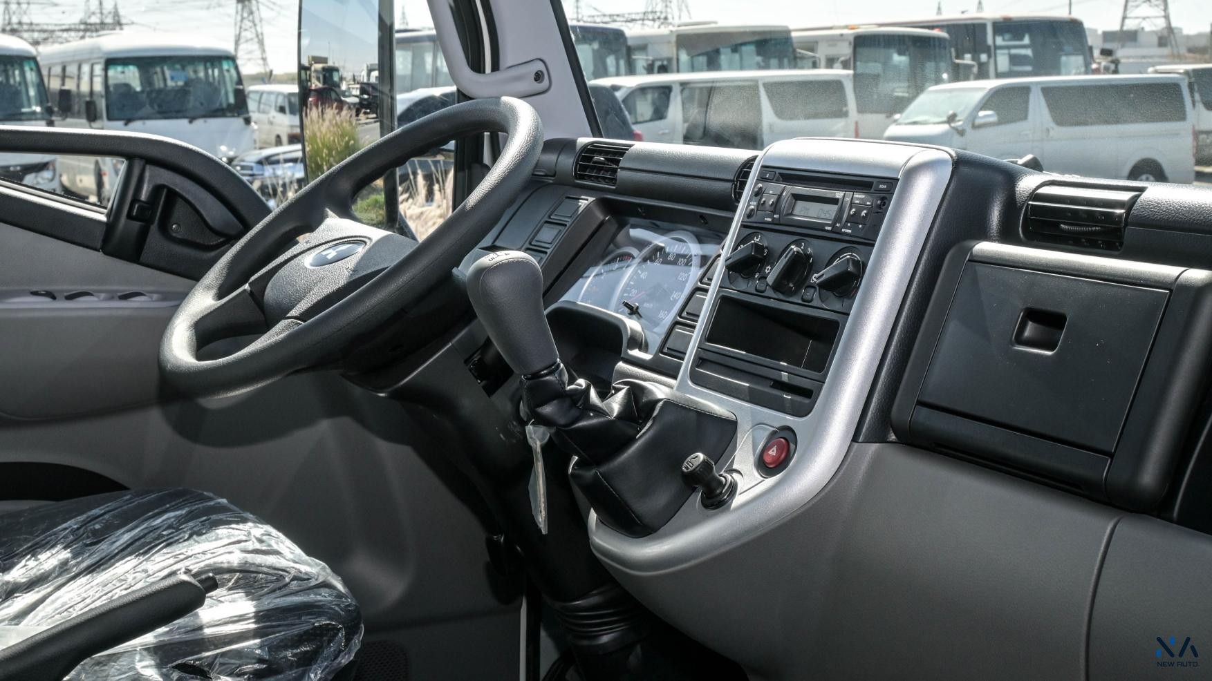 Mitsubishi Fuso Canter (Z93) – White – Black 2026