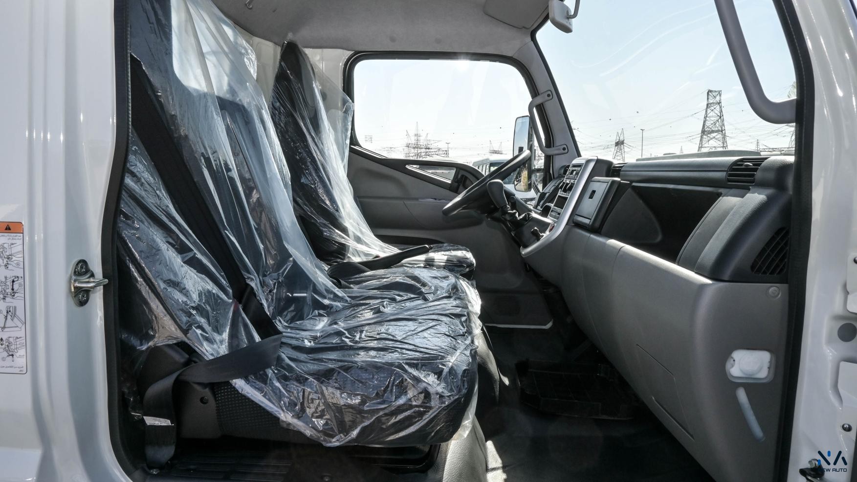 Mitsubishi Fuso Canter (Z93) – White – Black 2026