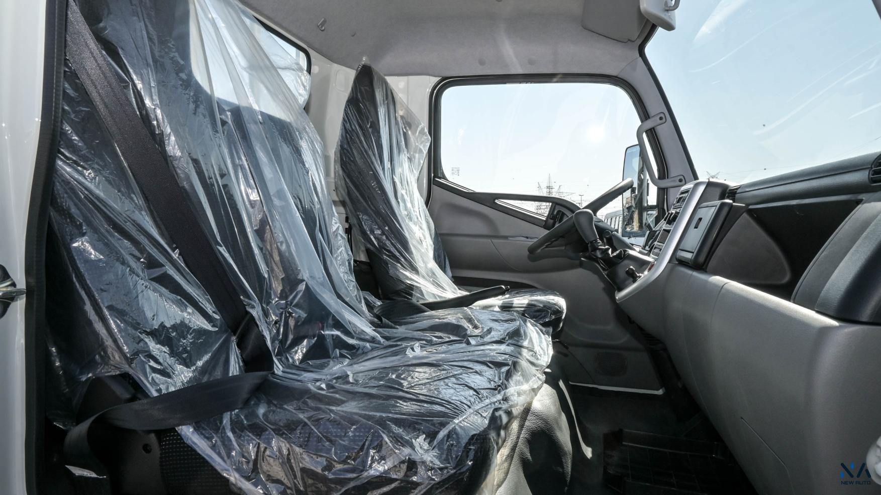 Mitsubishi Fuso Canter (Z93) – White – Black 2026