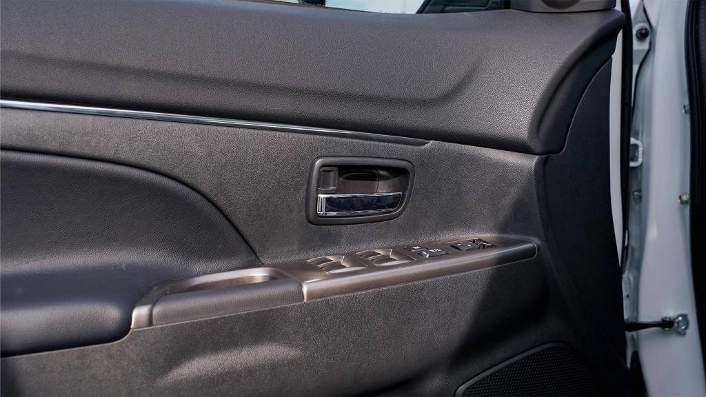 Mitsubishi Asx Luxury Highline 2026 Solid White Black Door Interior Panel 1024x576