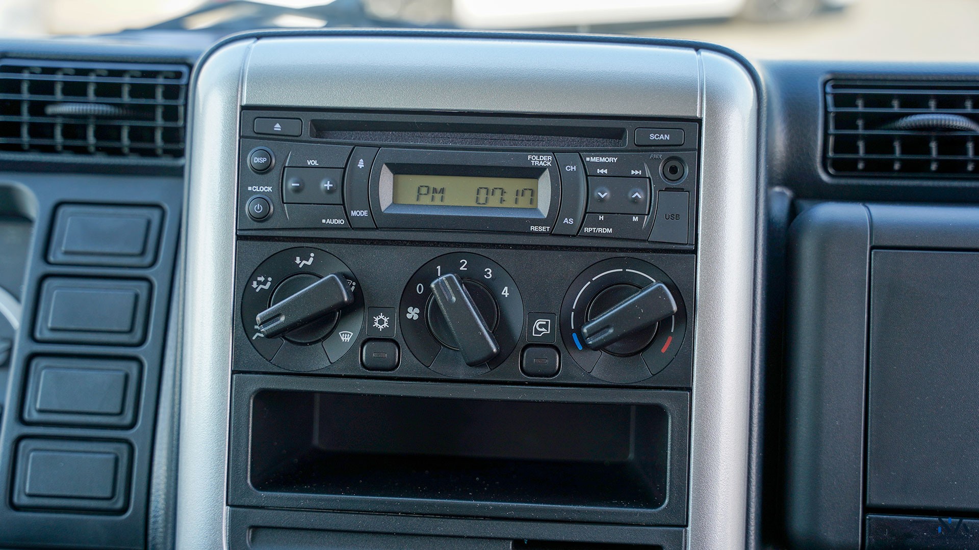 Mitsubishi Fuso Canter  (V16) – White – Black 2026