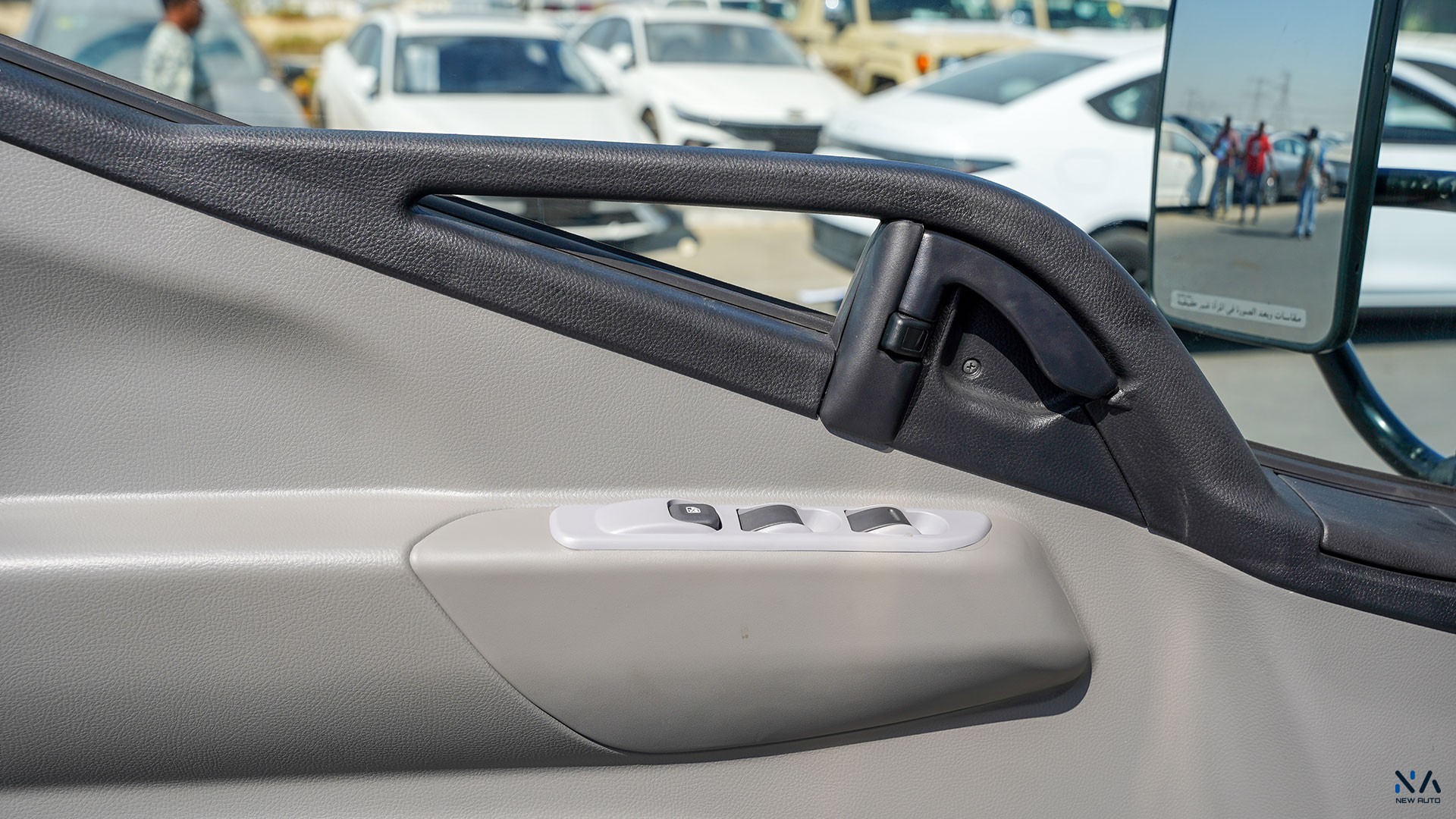 Mitsubishi Fuso Canter  (V16) – White – Black 2026