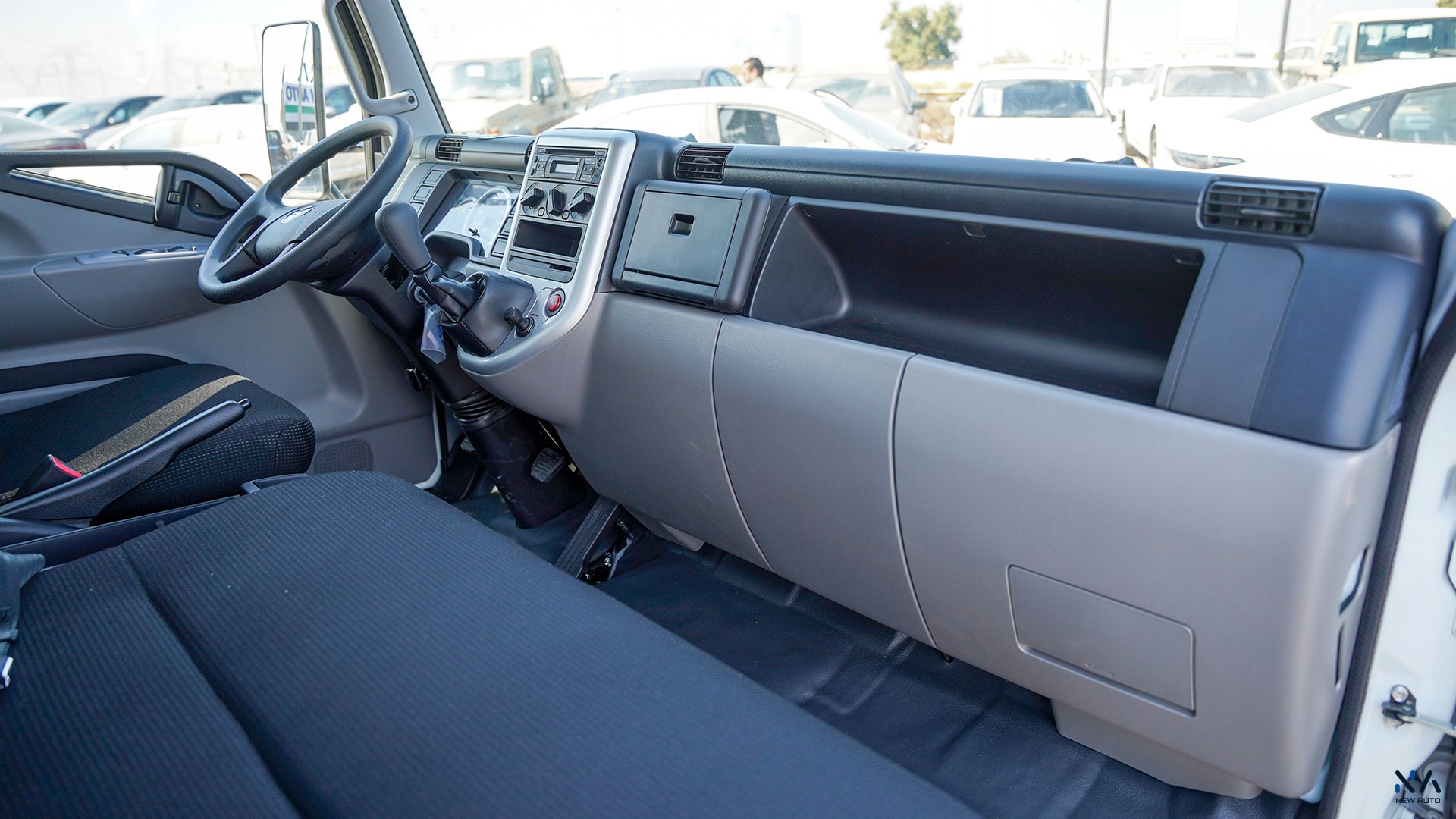 Mitsubishi Fuso Canter  (V16) – White – Black 2026