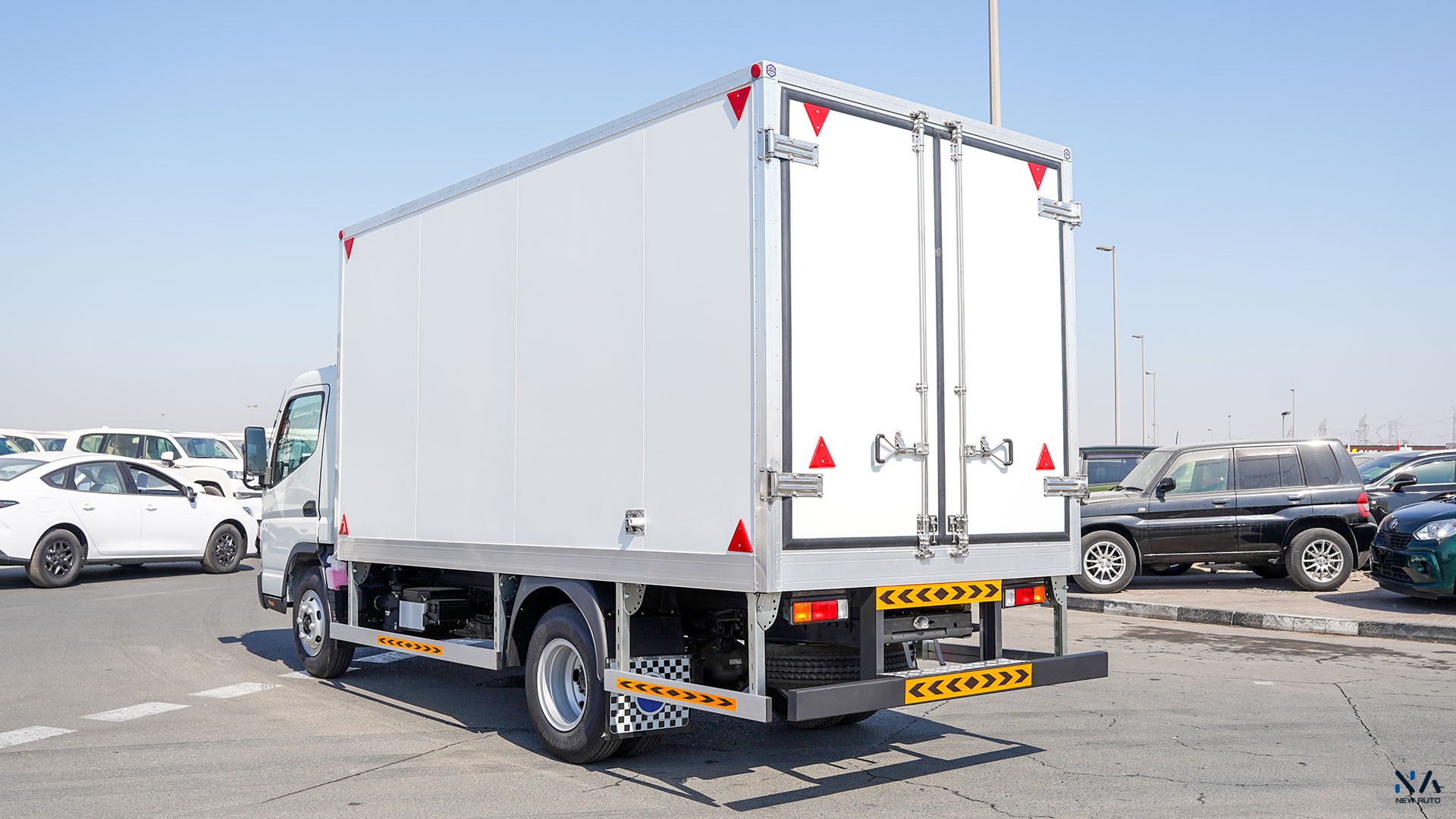 Mitsubishi Fuso Canter  (V16) – White – Black 2026