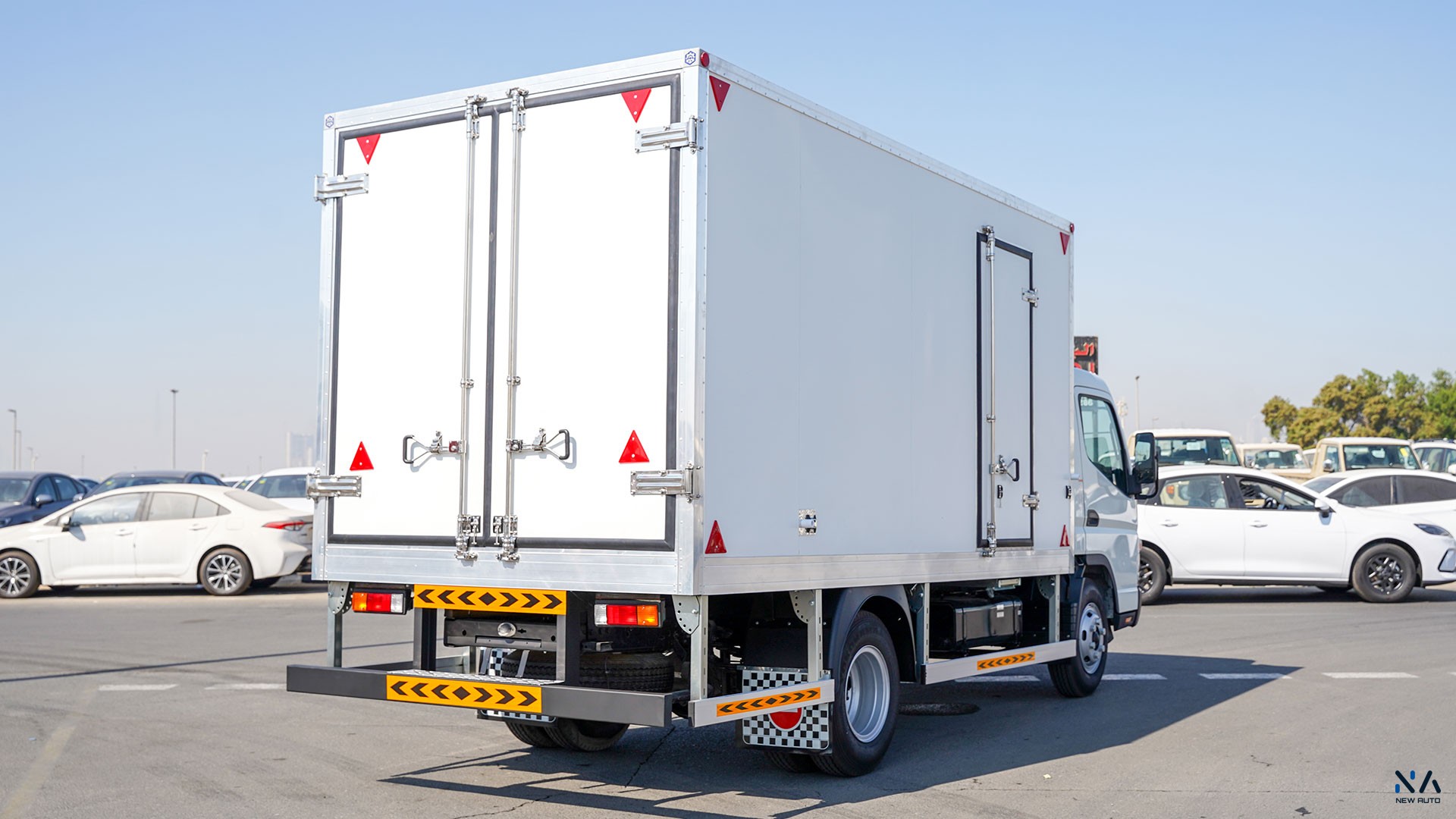 Mitsubishi Fuso Canter  (V16) – White – Black 2026