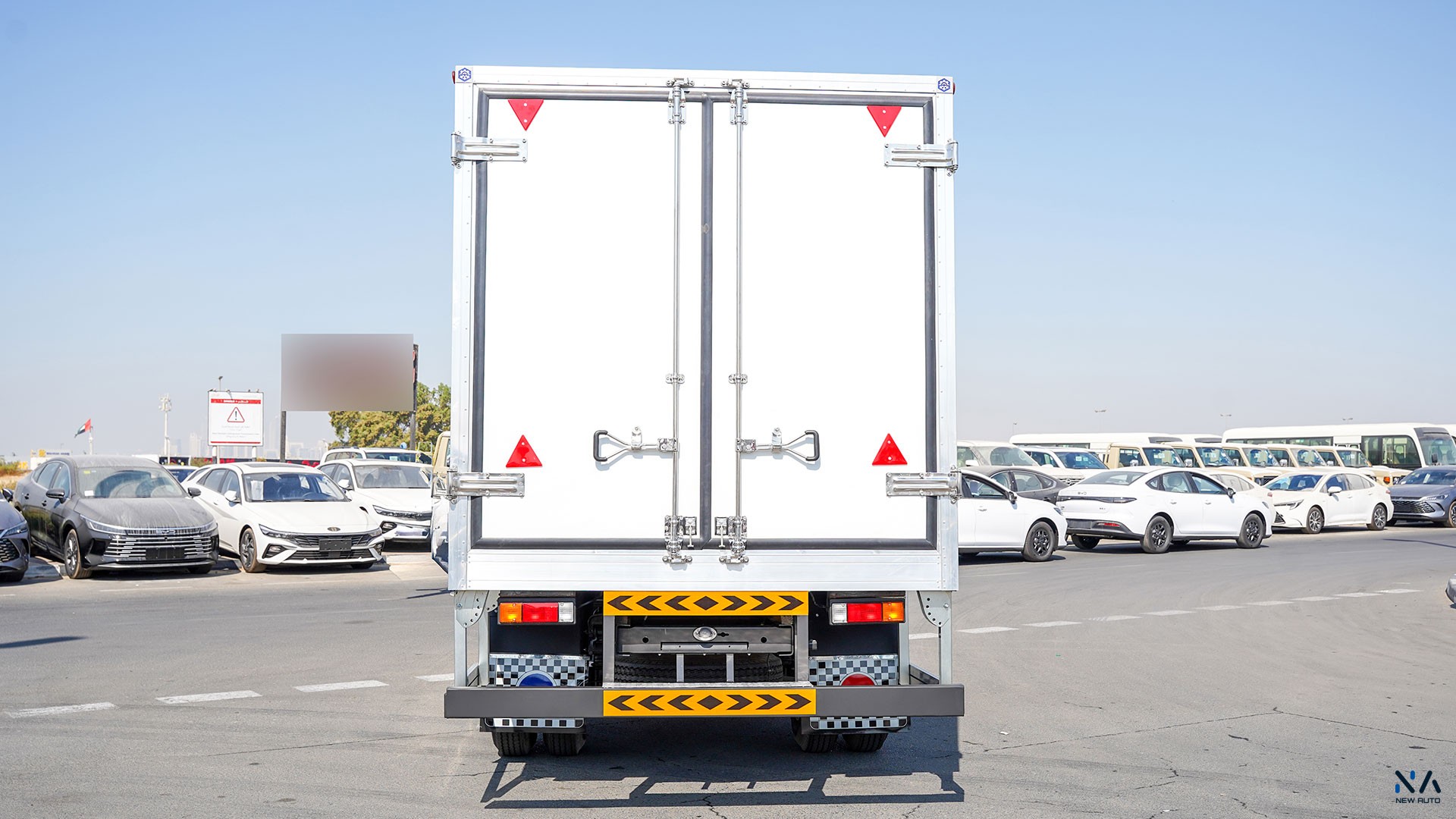 Mitsubishi Fuso Canter  (V16) – White – Black 2026