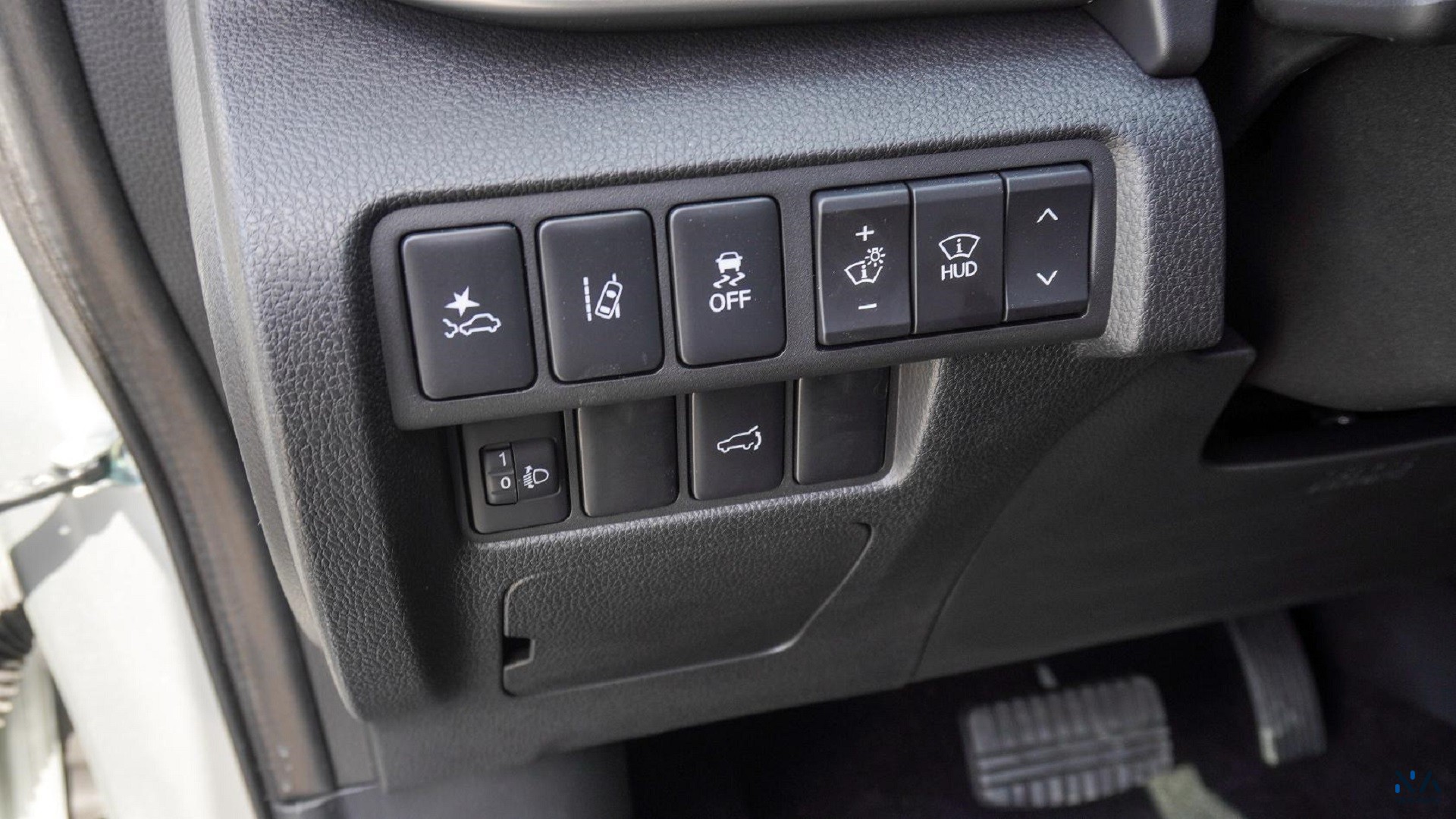 Mitsubishi Eclipse Cross (U40) – Silver – Black 2026