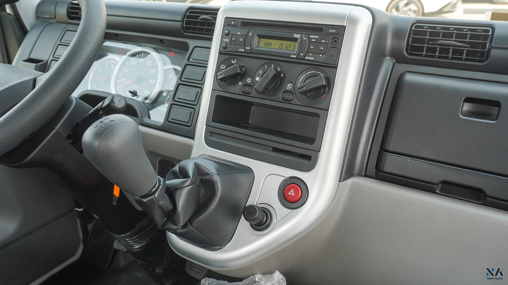 Mitsubishi Fuso Canter (Z87) – White – Black 2026