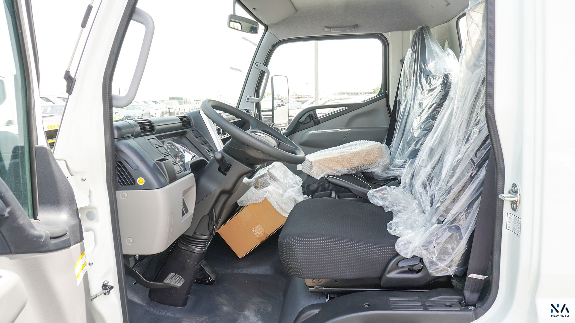 Mitsubishi Fuso Canter (Z87) – White – Black 2026