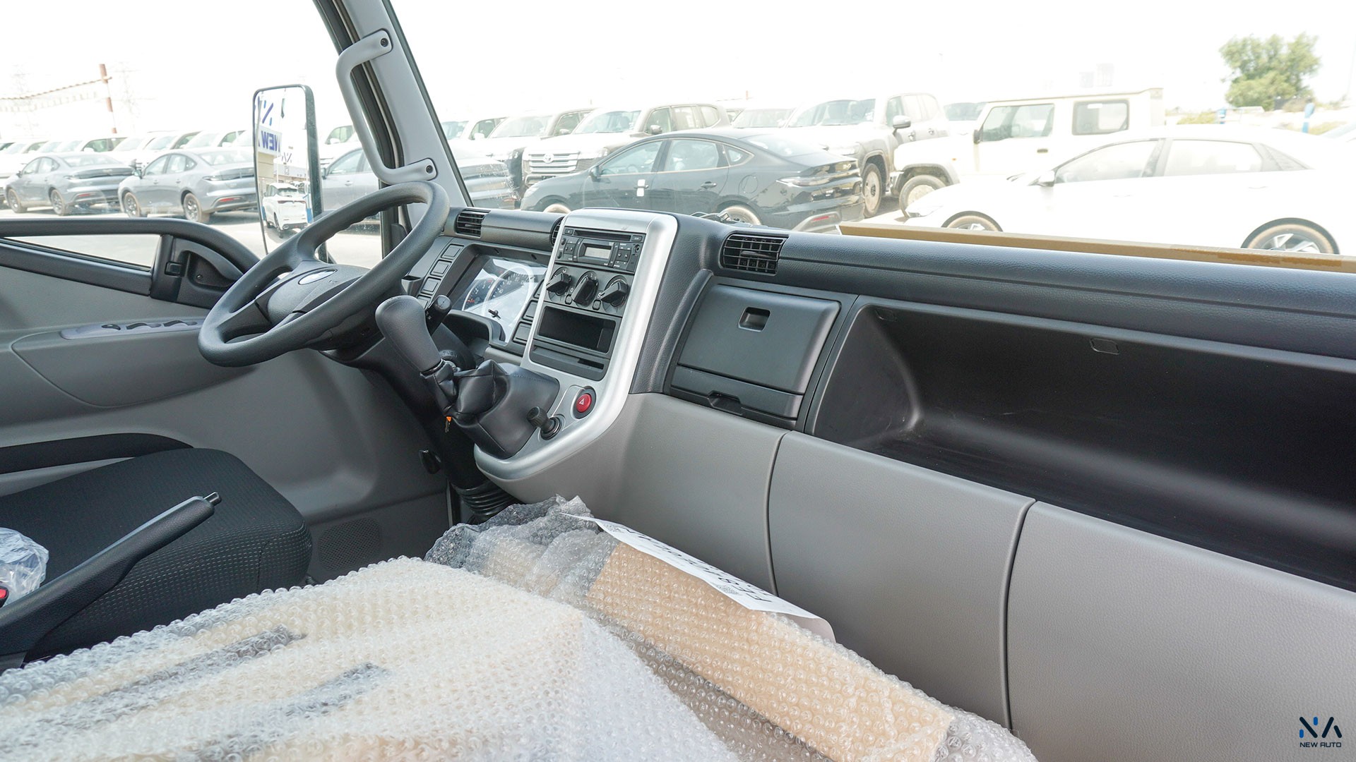 Mitsubishi Fuso Canter (Z87) – White – Black 2026