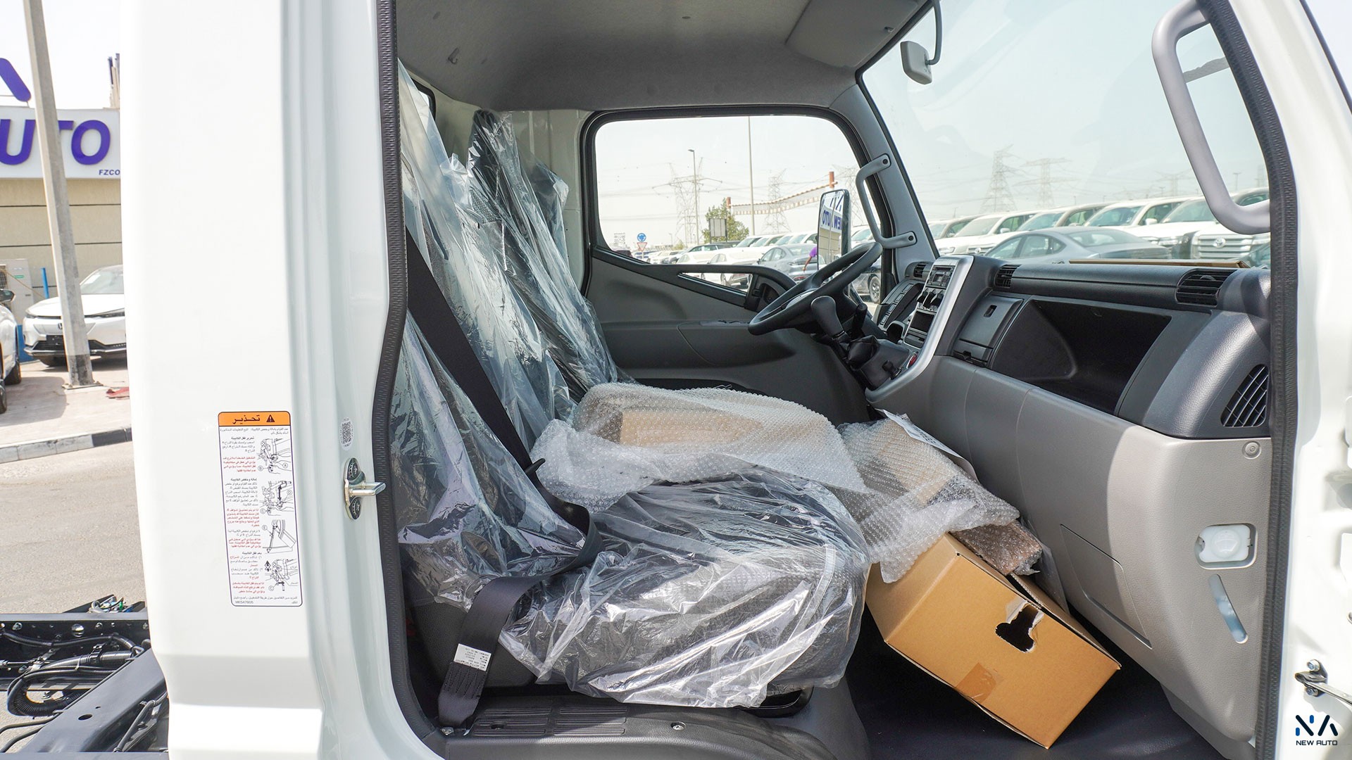 Mitsubishi Fuso Canter (Z87) – White – Black 2026