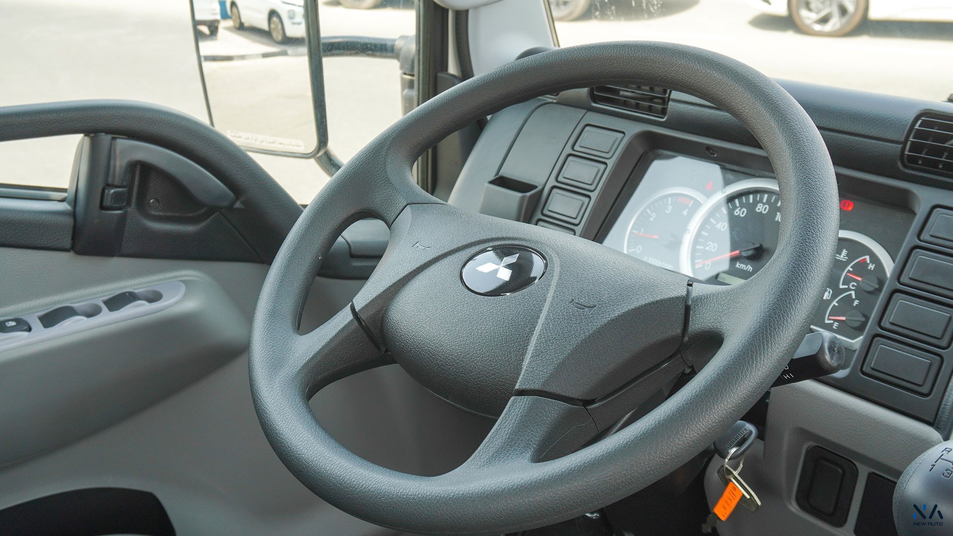 Mitsubishi Fuso Canter (Z87) – White – Black 2026