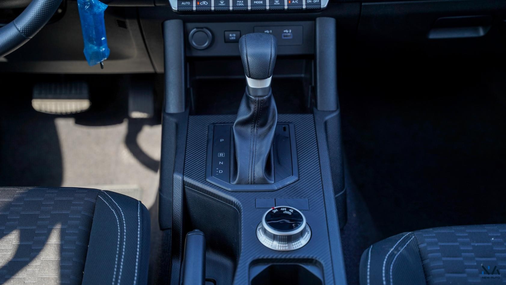 Mitsubishi L200 (C80) – Silver – Black 2026