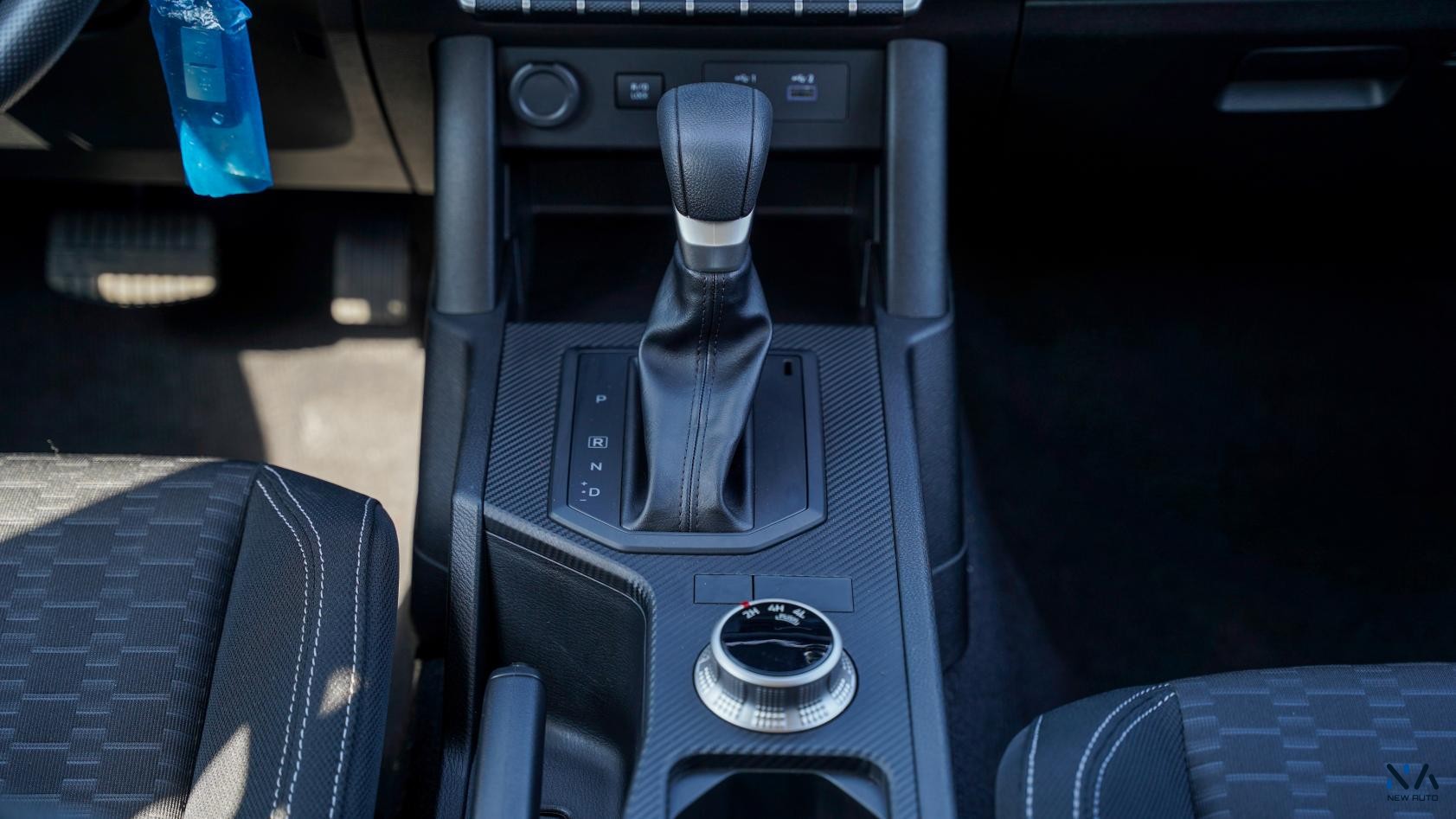 Mitsubishi L200 (C80) – White – Black 2026