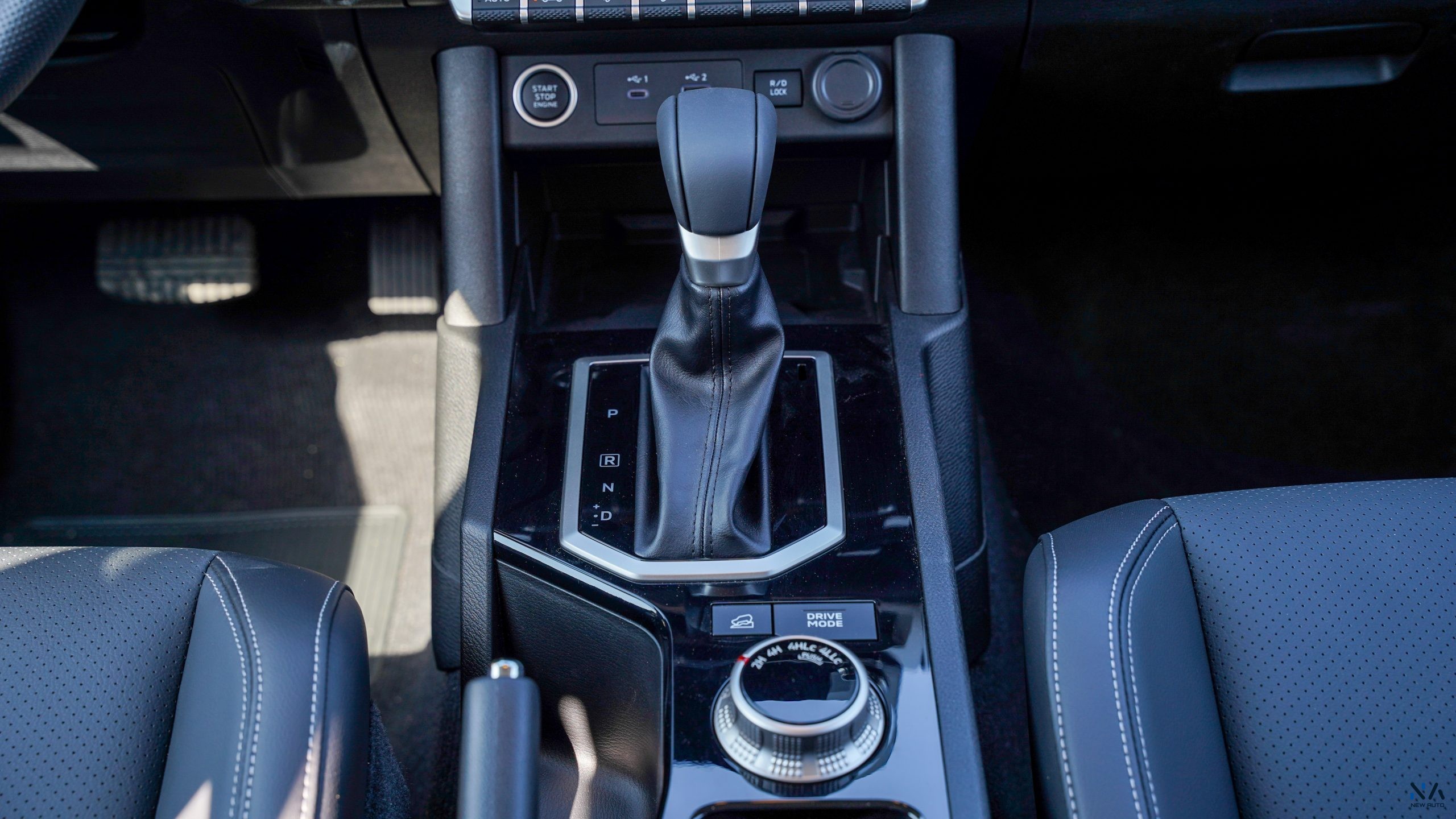 Mitsubishi L200 (C82) – White – Black 2026