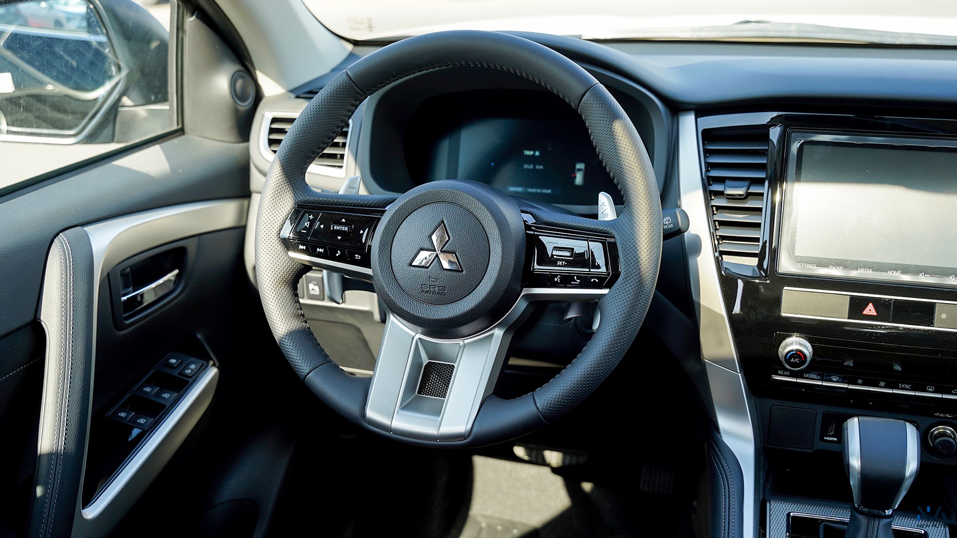 Mitsubishi Montero Sport (H64) Black – Black 2026