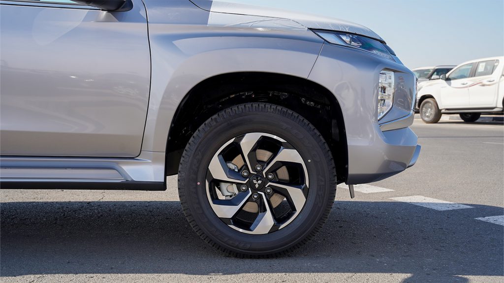 Mitsubishi Montero Sport 2026 Silver Black Alloy Wheel Rim Detail 1024x576