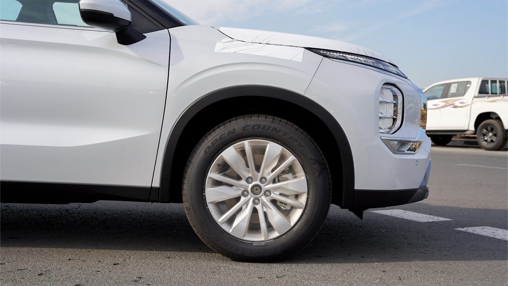 Mitsubishi Outlander Highline 2026 Diamond White Black Alloy Wheel Rim 1024x576
