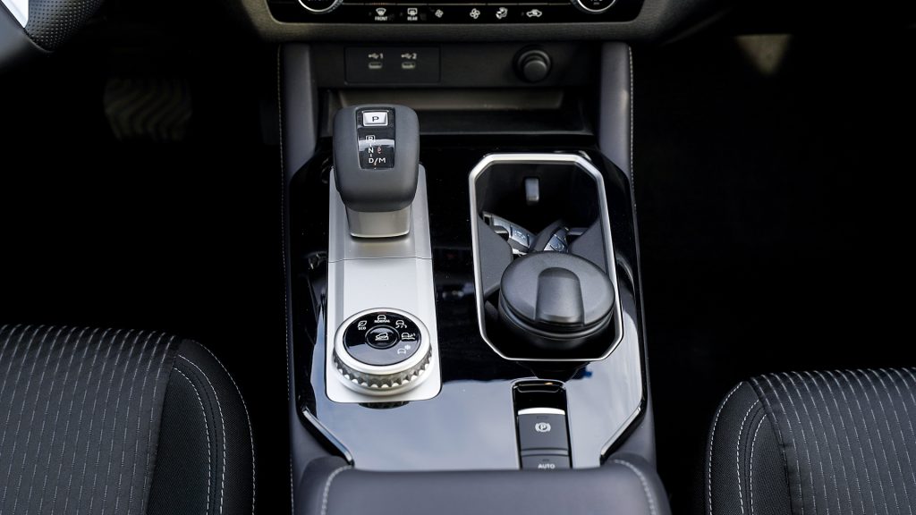 Mitsubishi Outlander Highline 2026 Diamond White Black Center Console Gear Shifter 1024x576