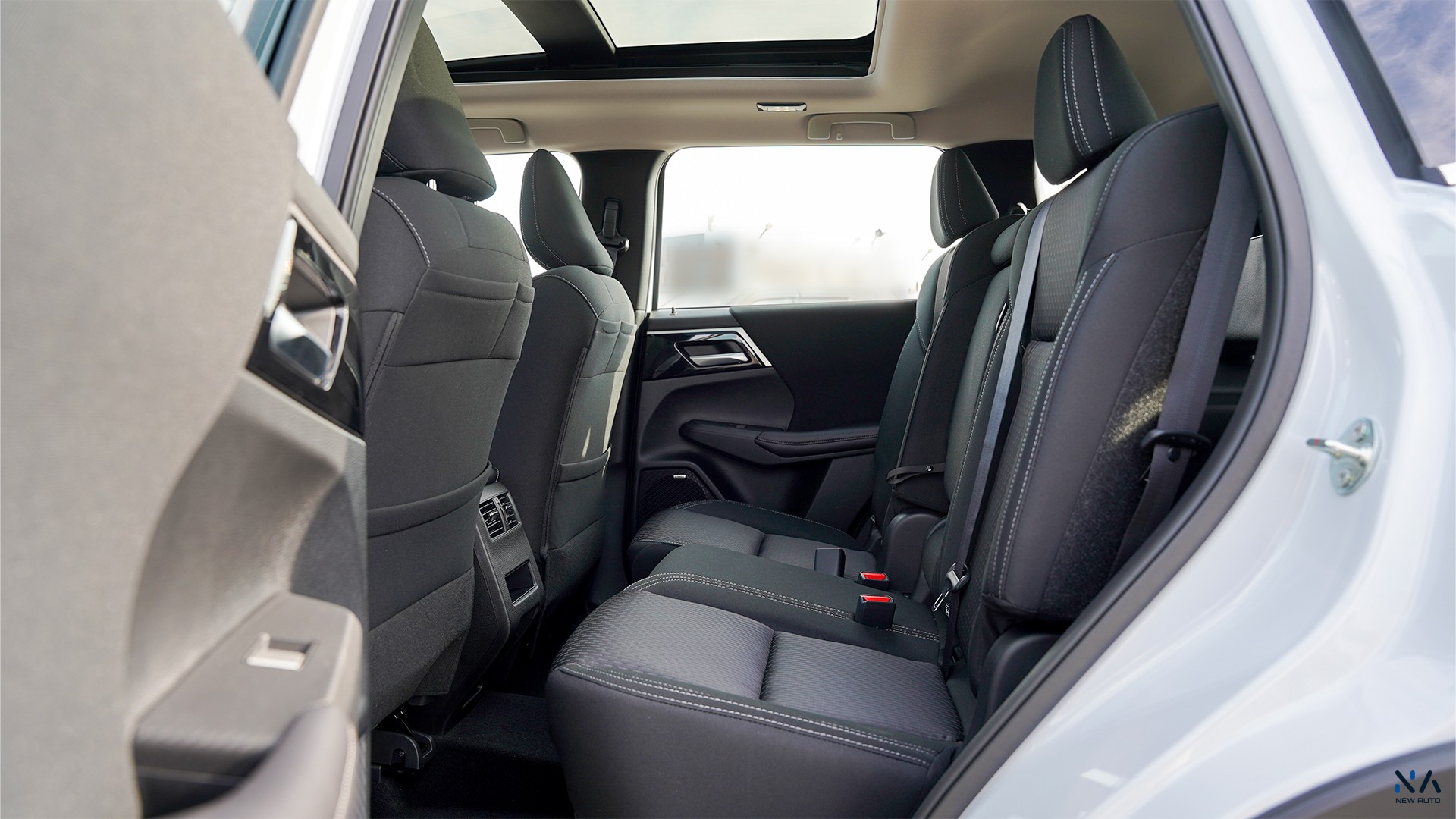 Mitsubishi Outlander Medium Line (G03) Diamond White – Black 2026