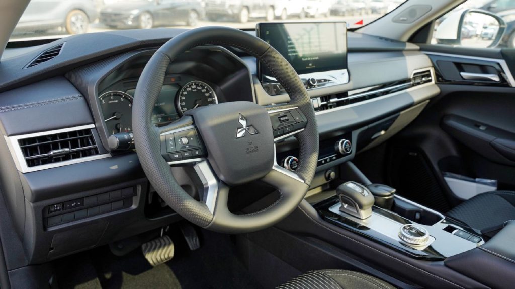 Mitsubishi Outlander Highline 2026 Solid White Black Dashboard Cockpit 1024x576