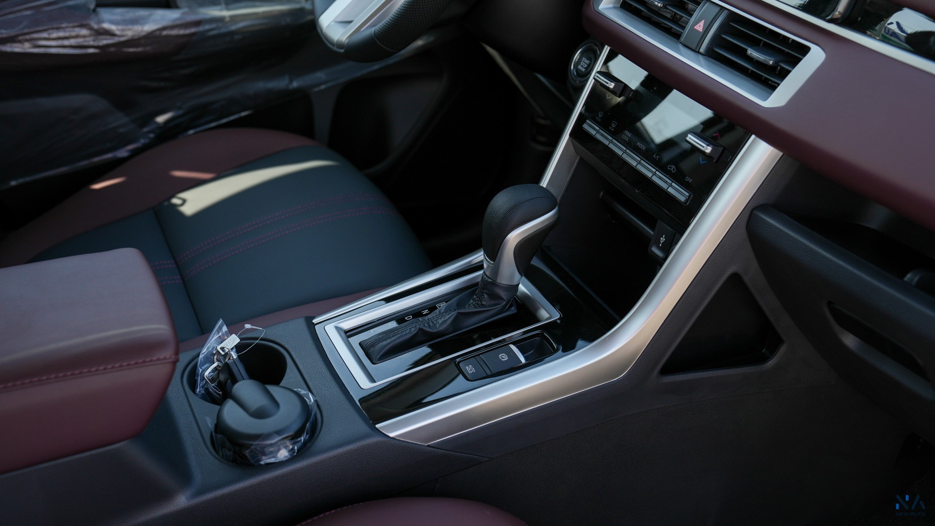 Mitsubishi Premium Xpander Cross White – Burgundy & Black 2026