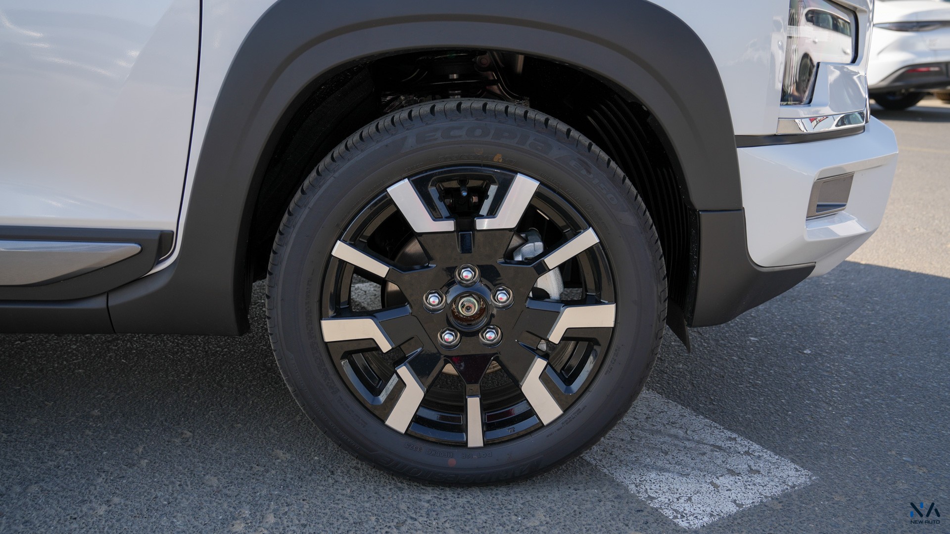 Mitsubishi Premium Xpander Cross White – Burgundy & Black 2026