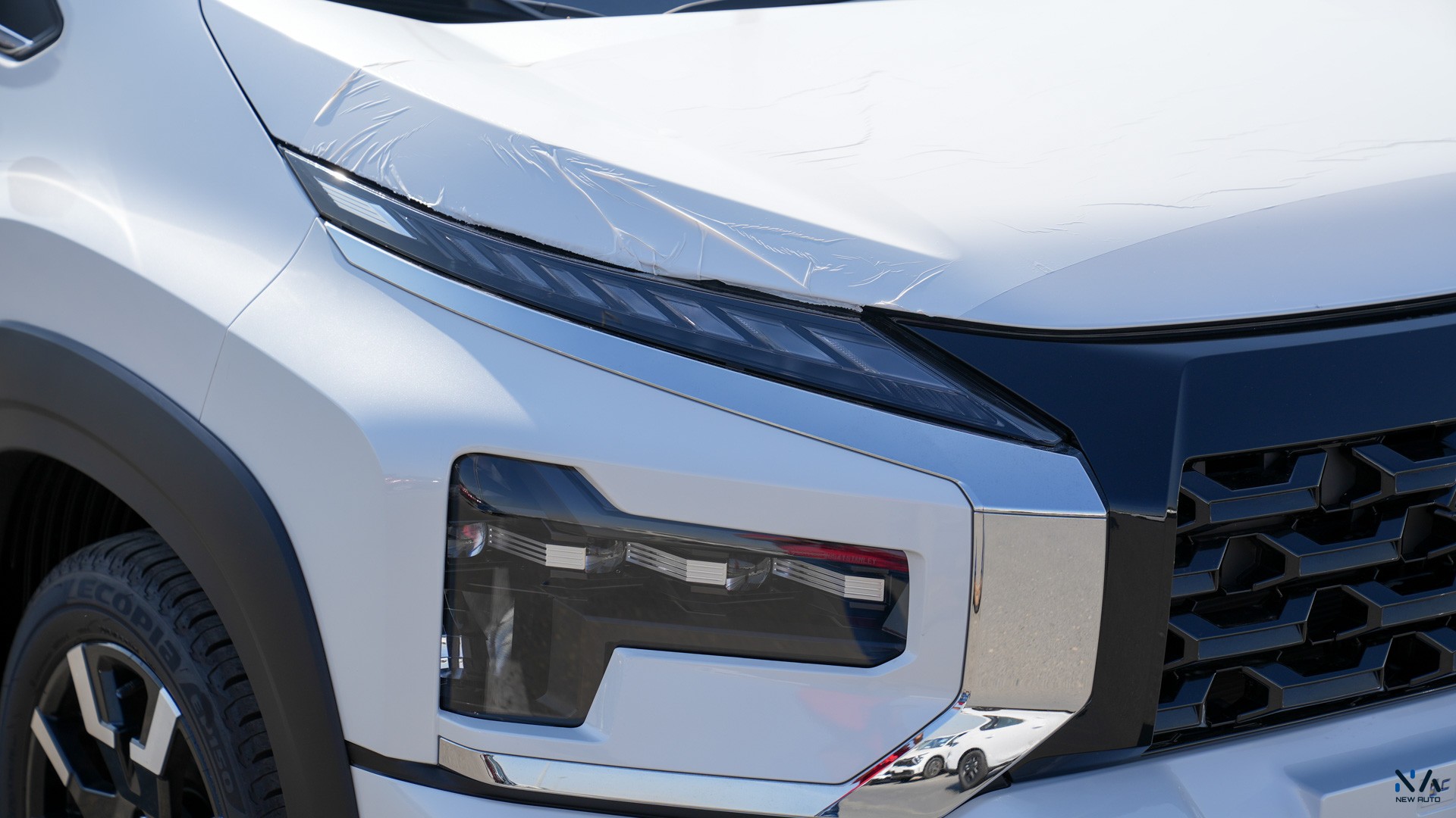 Mitsubishi Premium Xpander Cross White – Burgundy & Black 2026