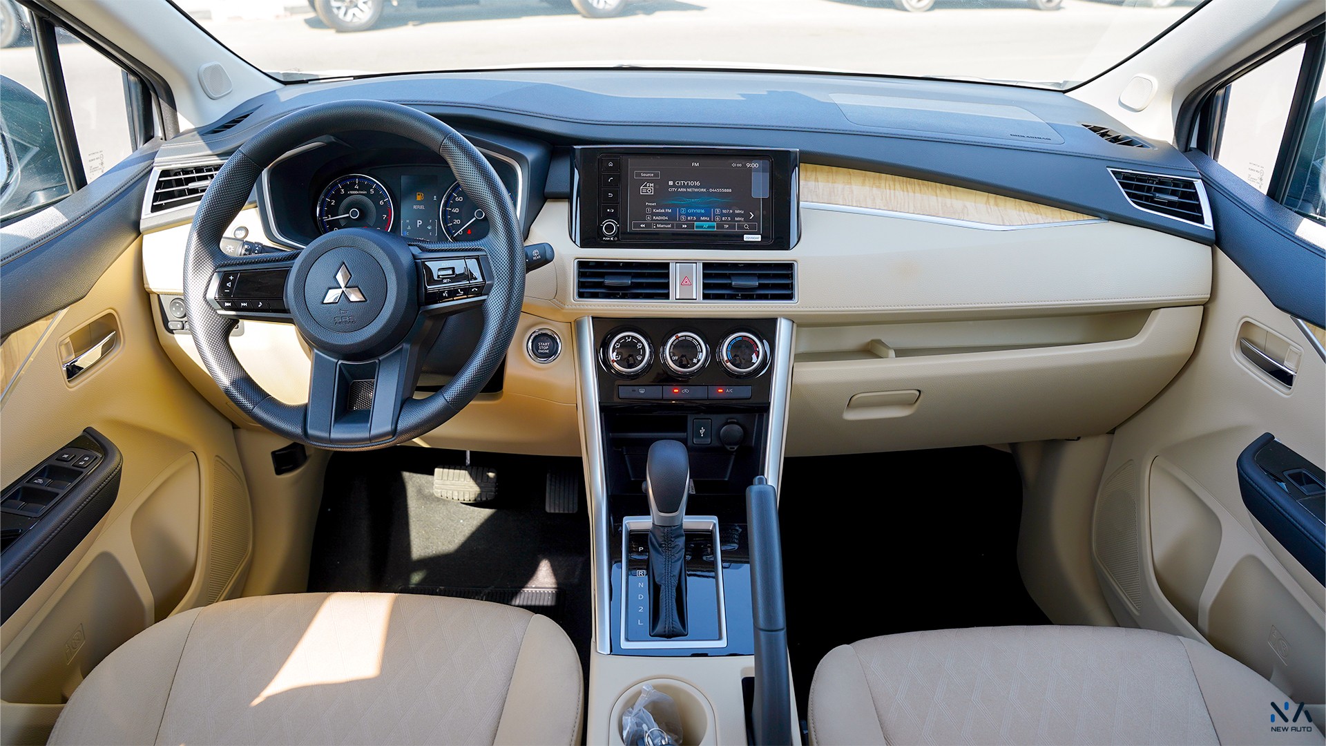 Mitsubishi High Line Xpander White – Beige 2026