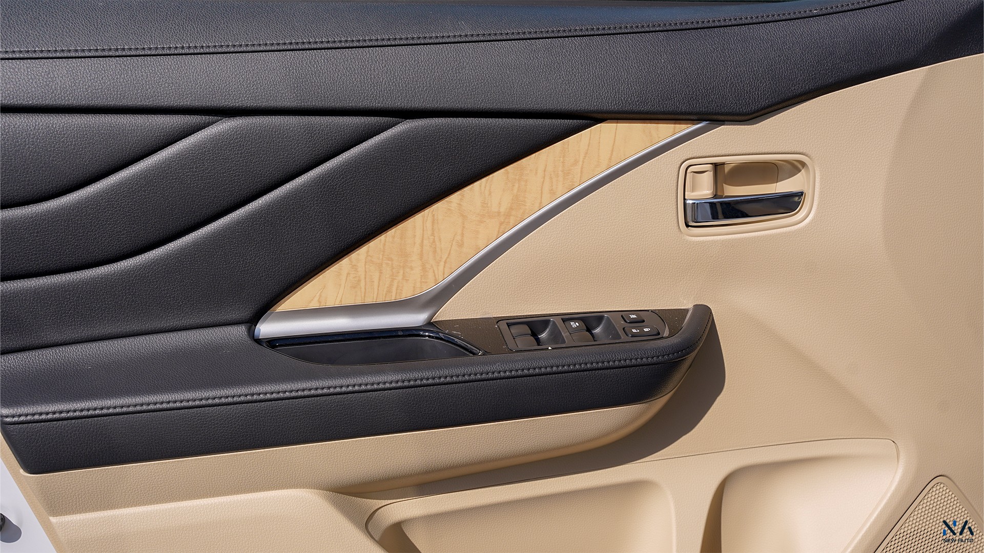 Mitsubishi High Line Xpander White – Beige 2026