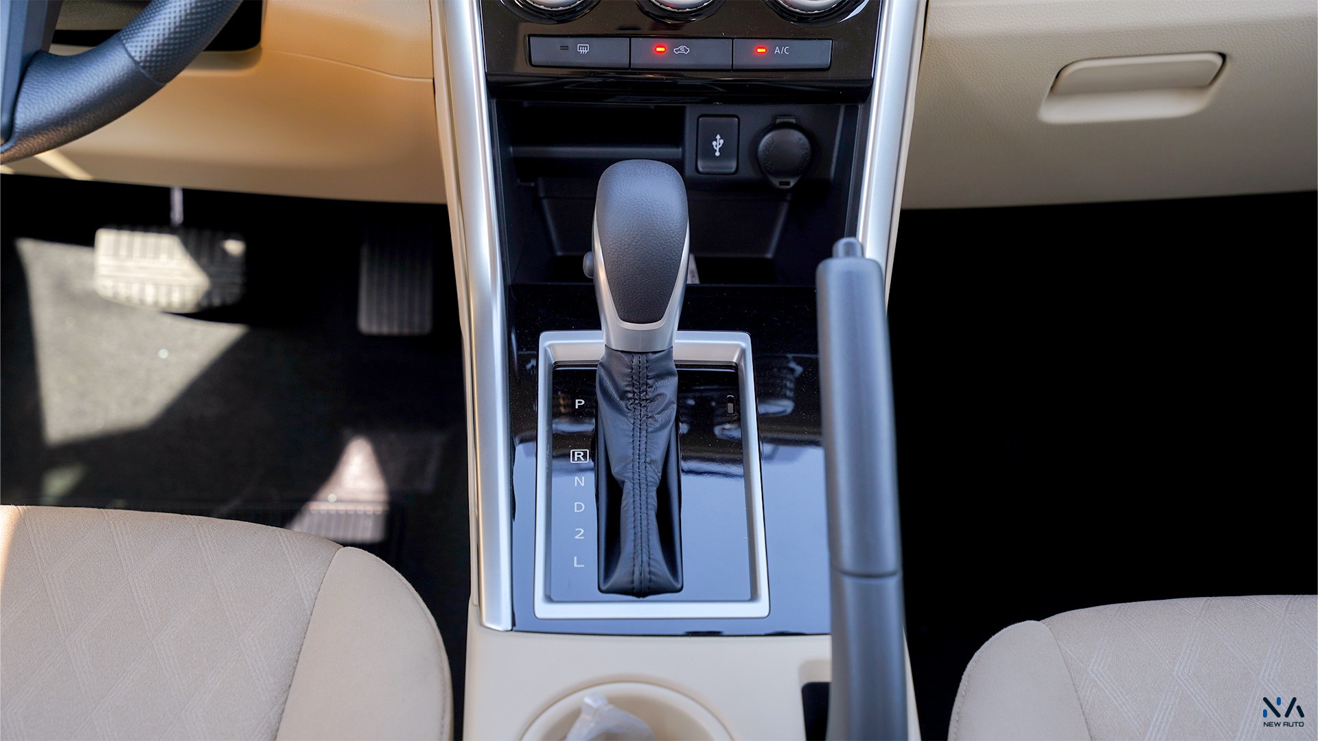 Mitsubishi High Line Xpander White – Beige 2026