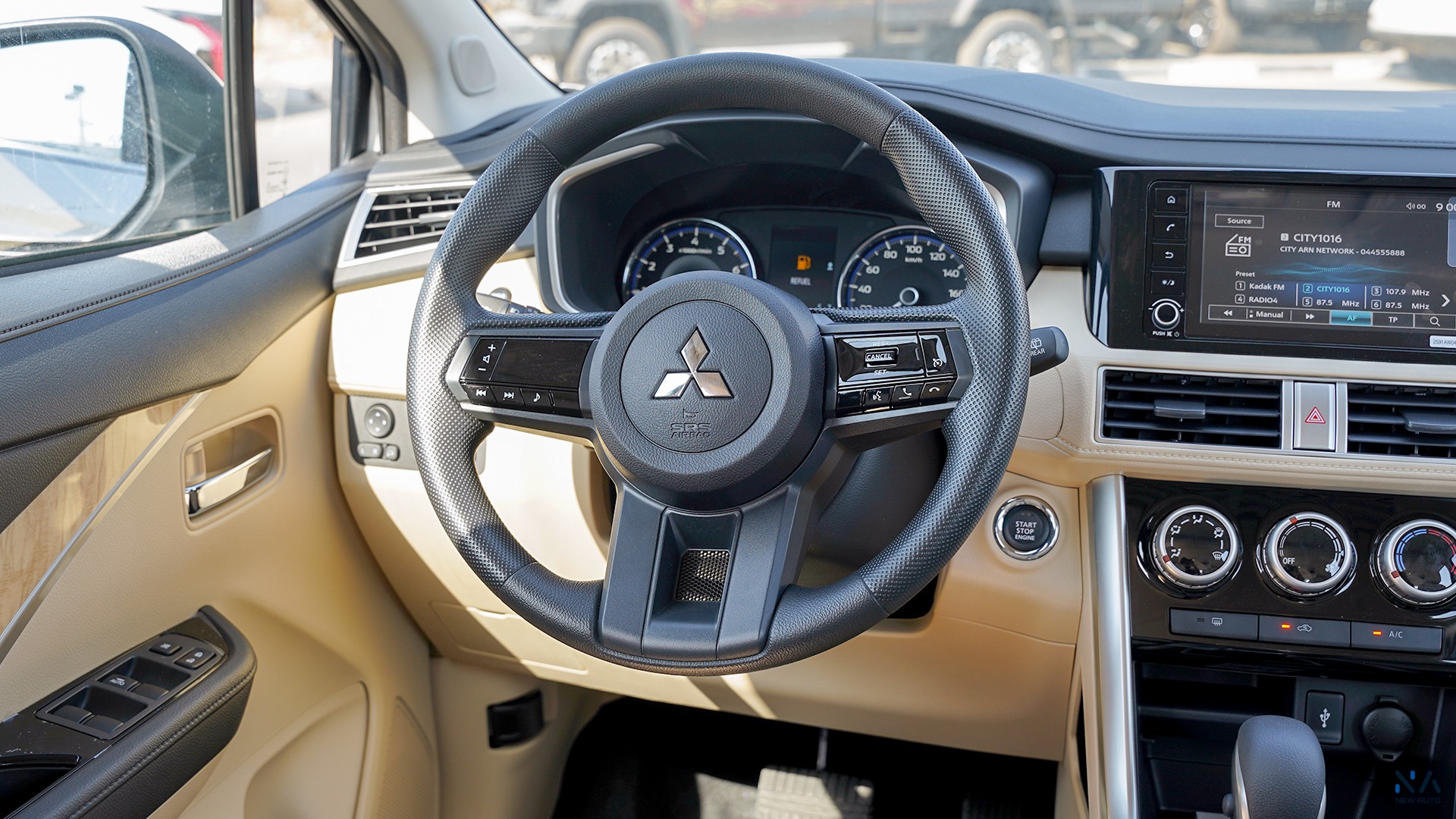 Mitsubishi High Line Xpander White – Beige 2026