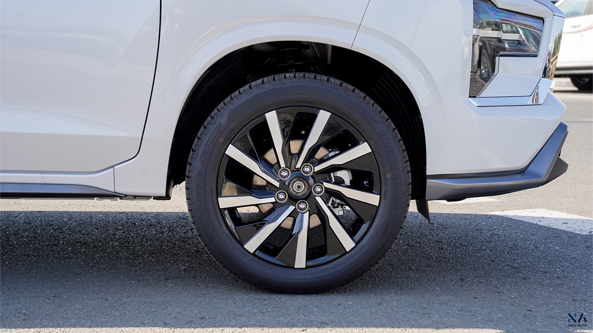 Mitsubishi High Line Xpander White – Beige 2026