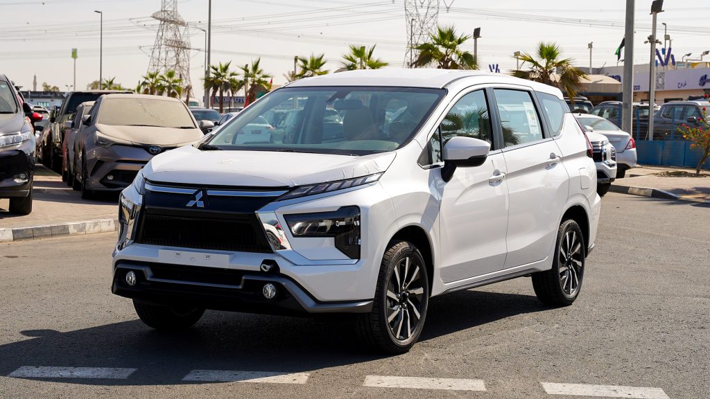Mitsubishi Xpander Highline 2026 White Beige Side Angle View 1 1024x576