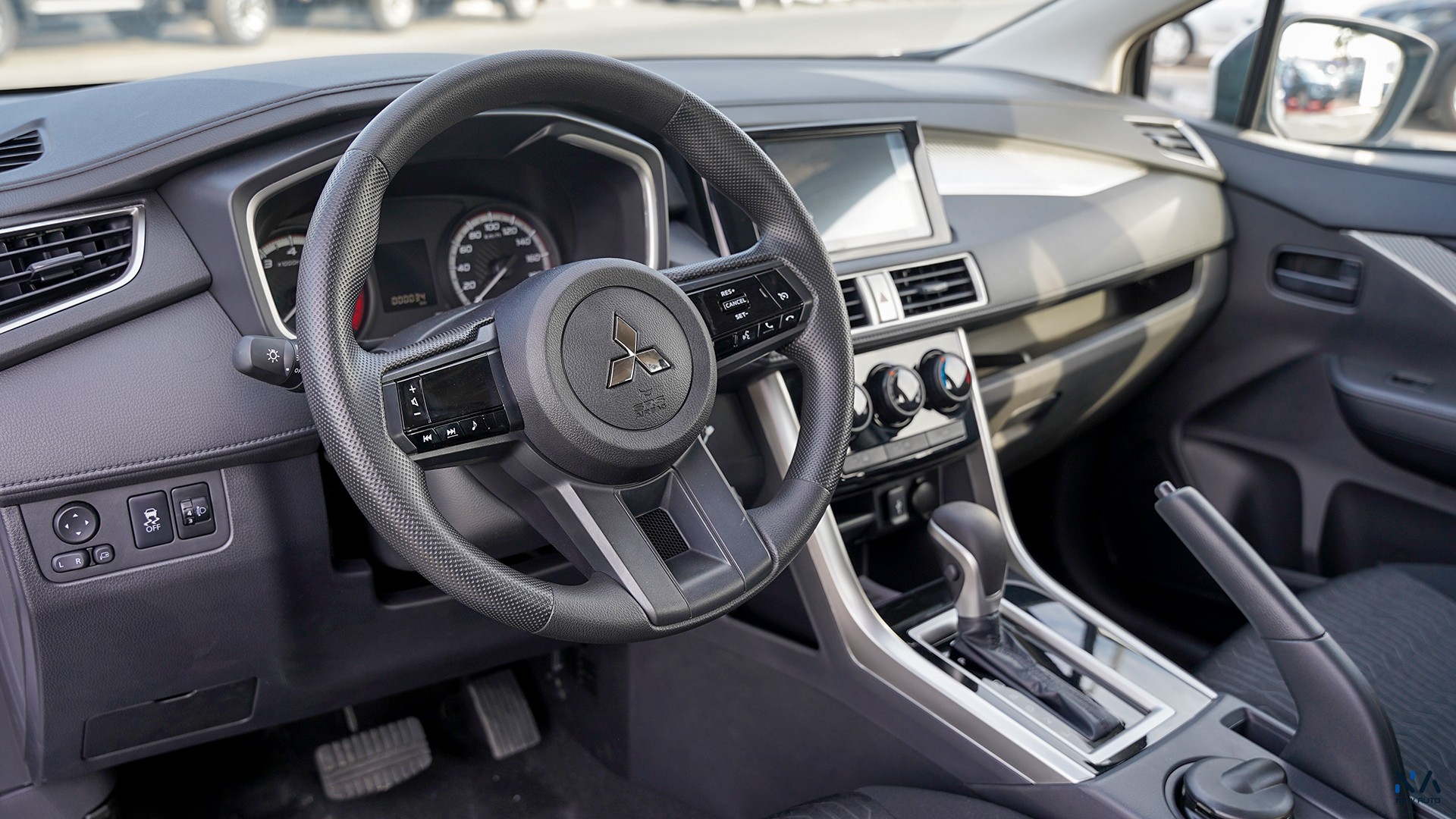 Mitsubishi Medium Line Xpander White – Black 2026