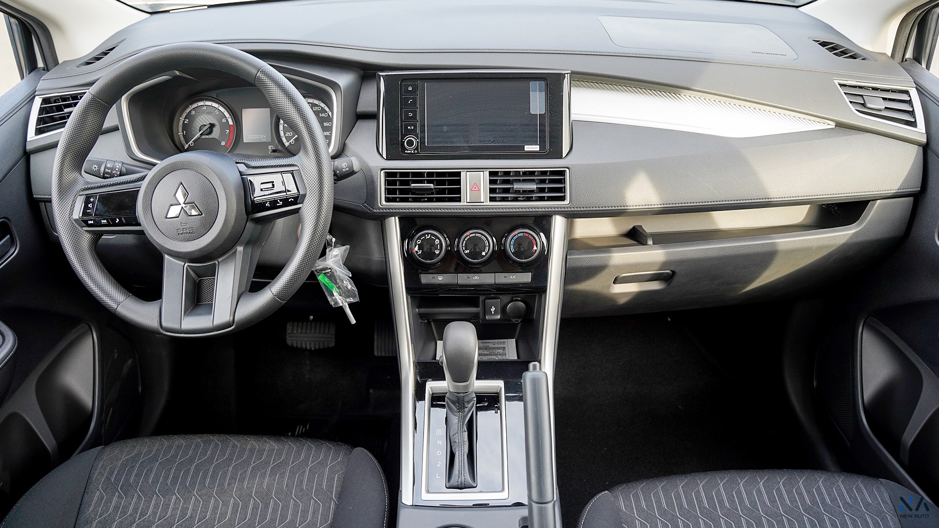 Mitsubishi Medium Line Xpander White – Black 2026