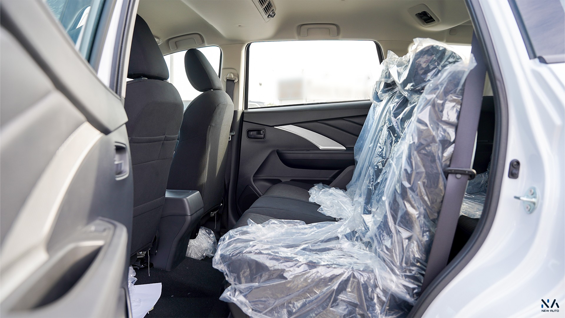 Mitsubishi Medium Line Xpander White – Black 2026