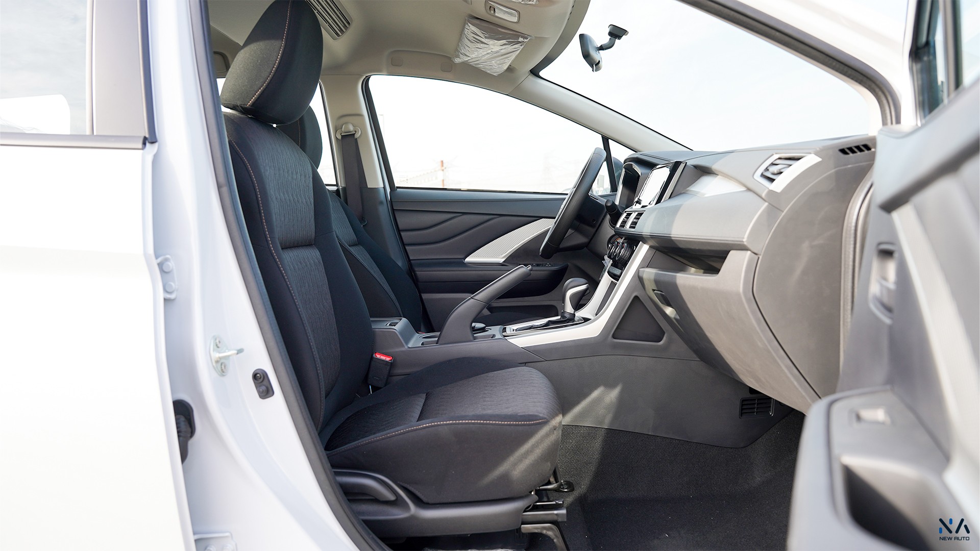 Mitsubishi Medium Line Xpander White – Black 2026